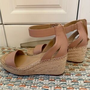 Chic Tan Wedge Sandals